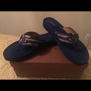 Coach Jasmine Flip Flop in blue with khaki, size 8